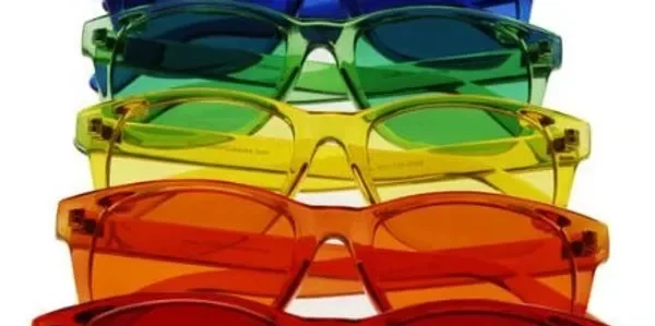 cromoterapia con gafas de colores